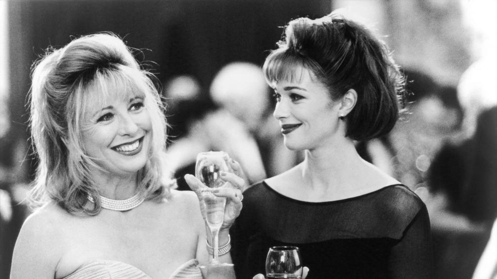 Teri Garrová a Lauren Holly ve filmu Blbý a blbější, 1994