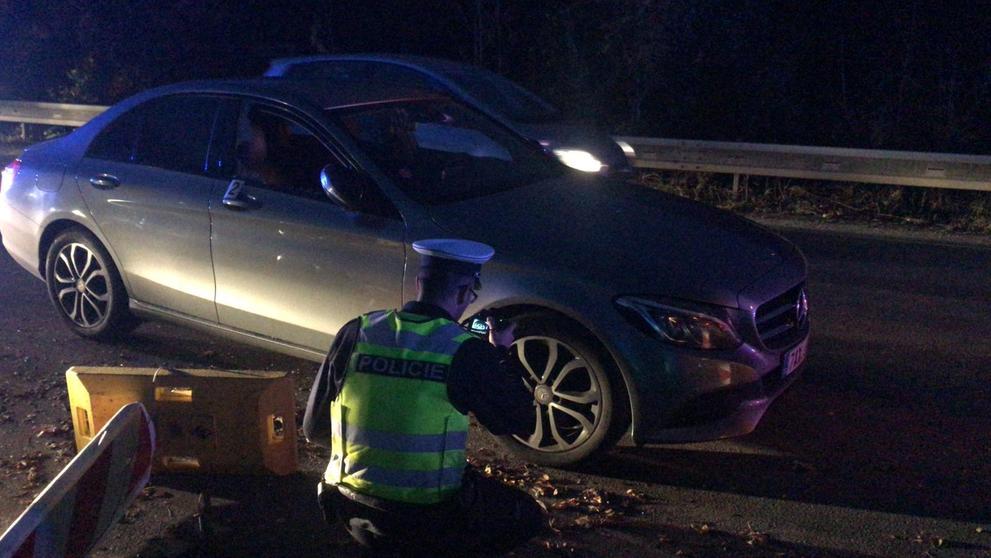 Pronásledovaný řidič vyskočil z auta a uplaval do Vltavě - 8