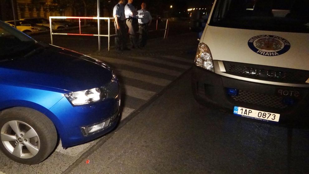 Opilý řidič naboural v Praze strážníky
