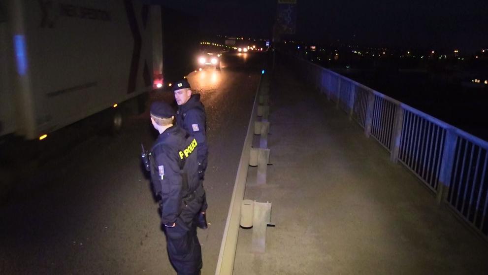 Psychicky nemocný muž skočil před policisty do Labe