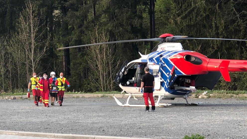 Těžce zraněného cyklistu transportoval vrtulník - 4