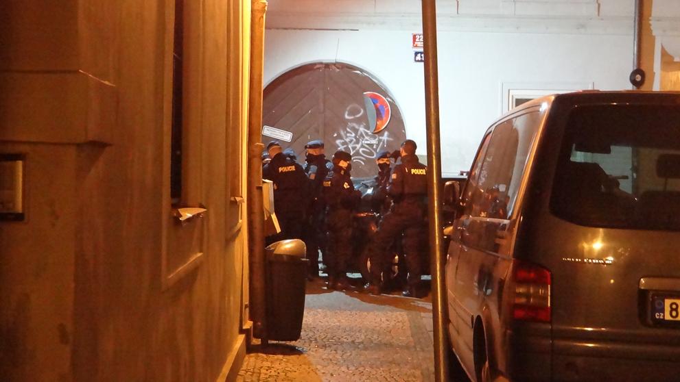 Policisté nelegální akci se stovkami hostů razantně ukončili