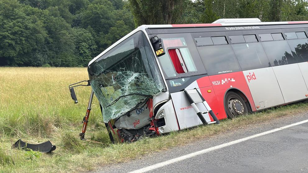 Nehoda autobusu za obcí Jince