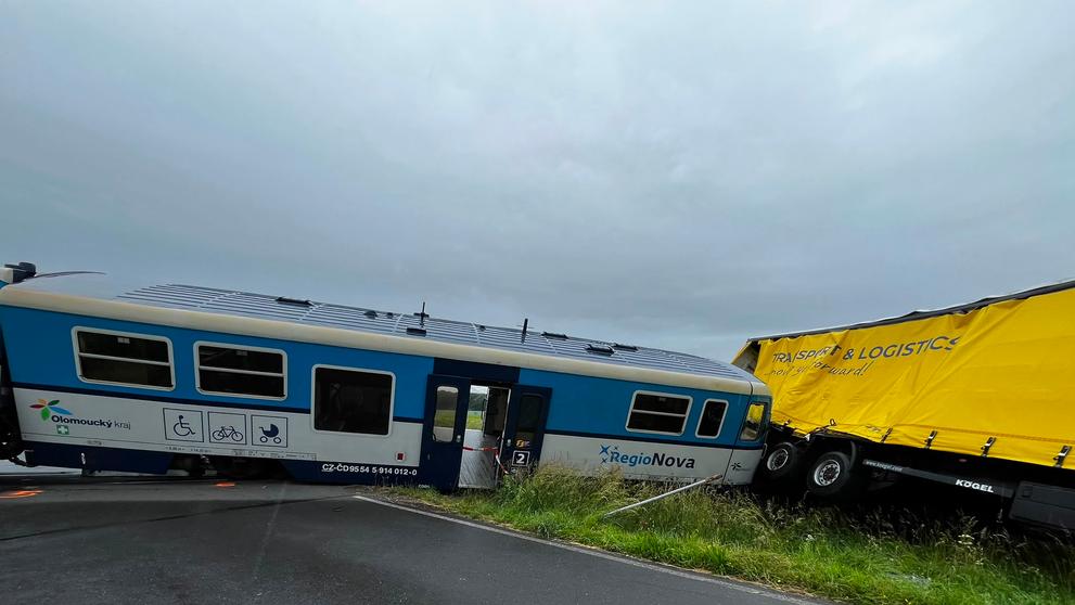 Srážka vlaku s kamionem na Prostějovsku