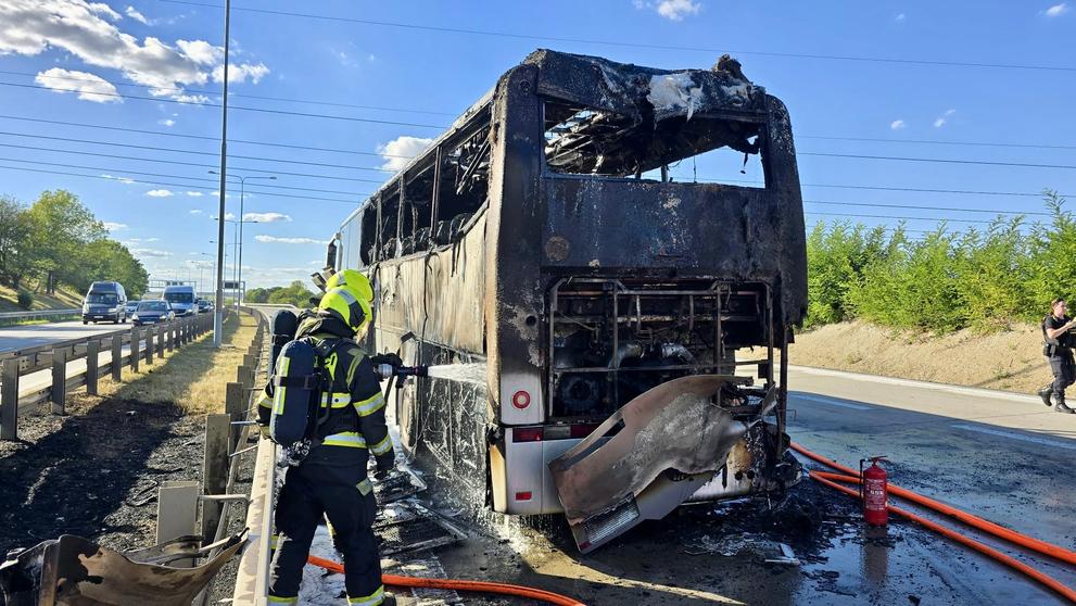 Požár autobusu na pražském okruhu