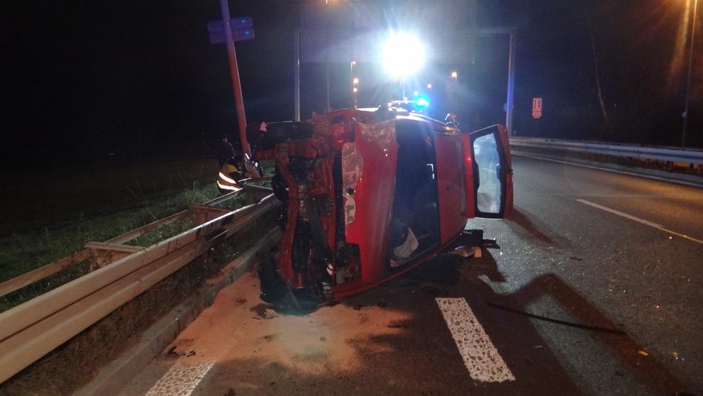 Žena najela na svodidla a skončila s autem na boku. Měla dvě a půl promile