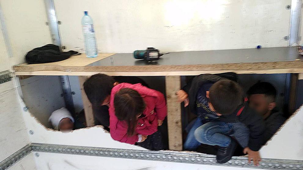 Policie na D1 odhalila 13 imigrantů