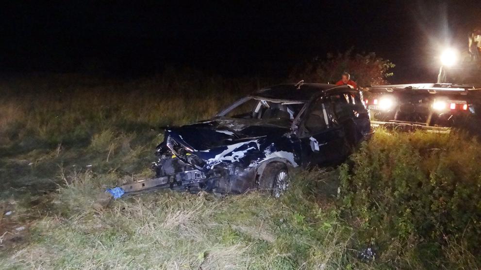 Vlak auto odhodil a převrátil na střechu, řidiče museli vyprostit hasiči
