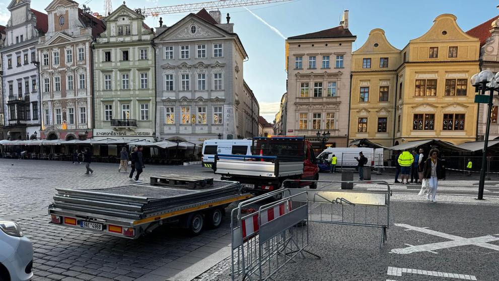 Na Staromáku probíhá demontáž nelegálních předzahrádek (2)