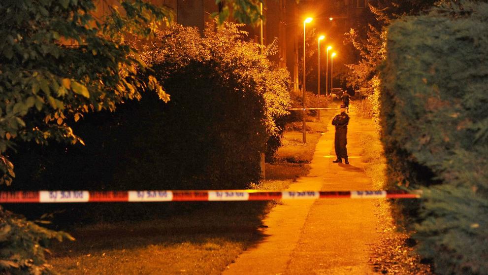 Policisté a hasiči museli evakuovat celý panelákový vchod