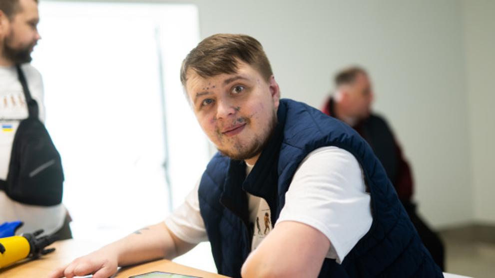 Hrdina Roman potřebuje novou ruku (1)