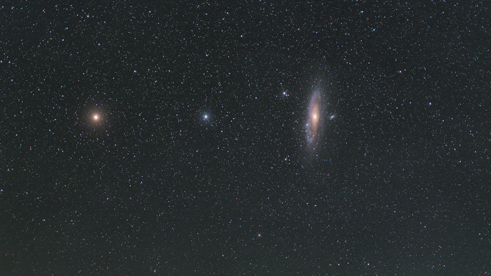Oceněná fotografie komety 12P/Pons-Brooks s galaxií v Andromedě