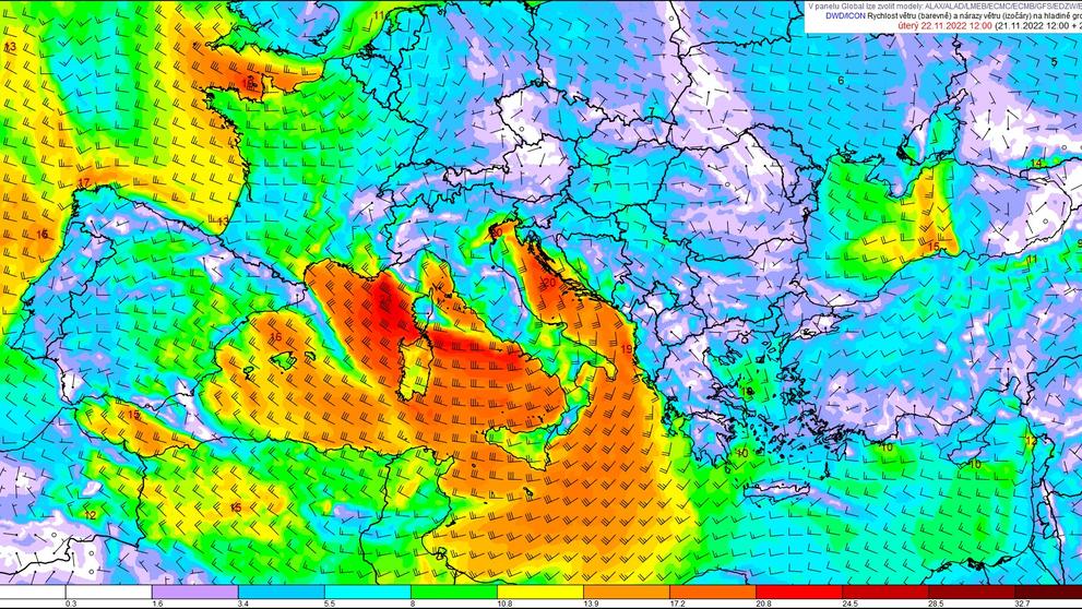 Vítr 22. 11. 2022 12 UTC dle modelu ICON (DWD), (praporky: směr a průměrná rychlost, barevně nárazy v m/s)