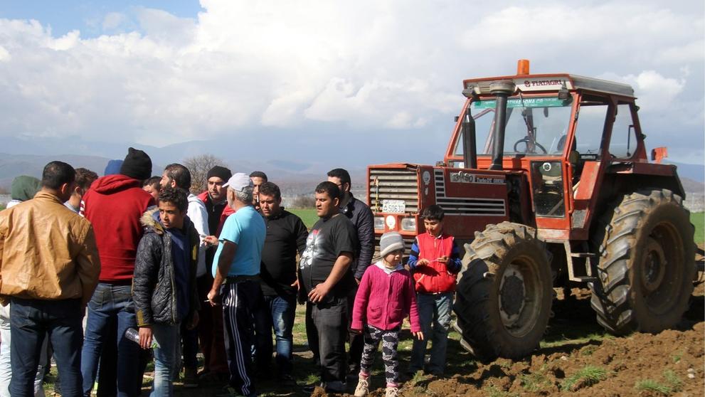 Řecký farmář najel traktorem na své pole, kde se usídlili uprchlíci - 3