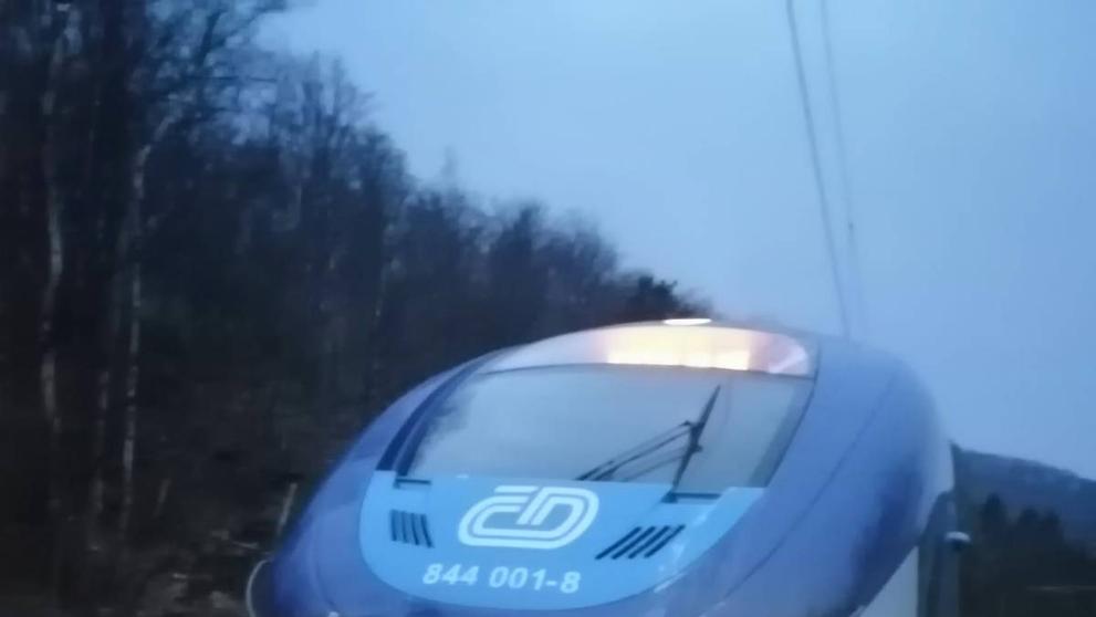 Pád stromu do prostoru dráhy