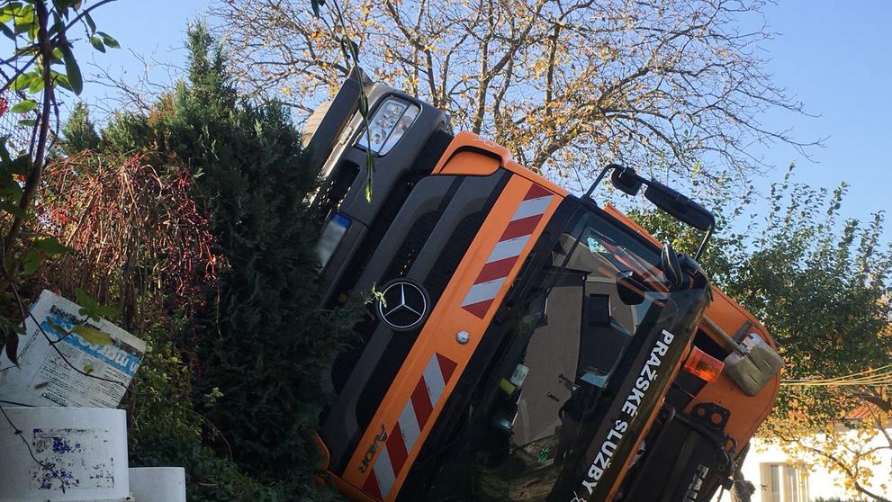 Převrácený popelářský vůz u Ruzyně - 3