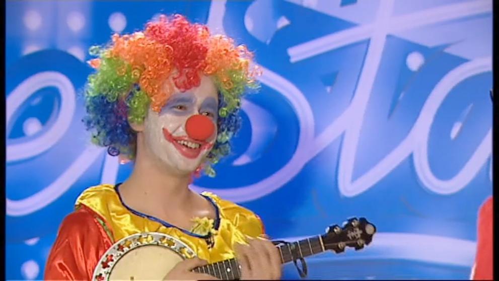 Farna se líbá s klaunem - 7