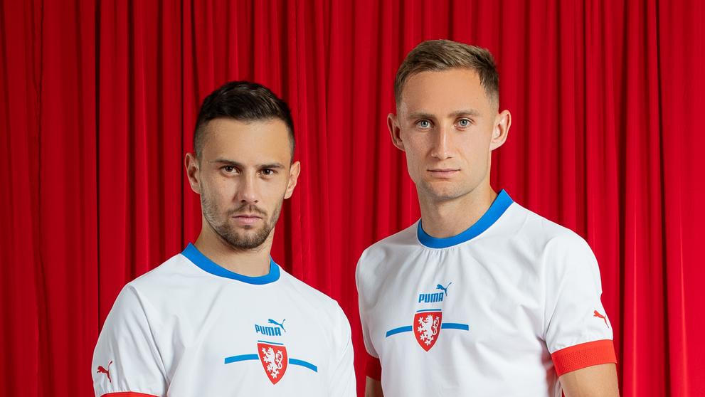 Jakub Pešek a Jan Kuchta v bílé variantě nového trikotu