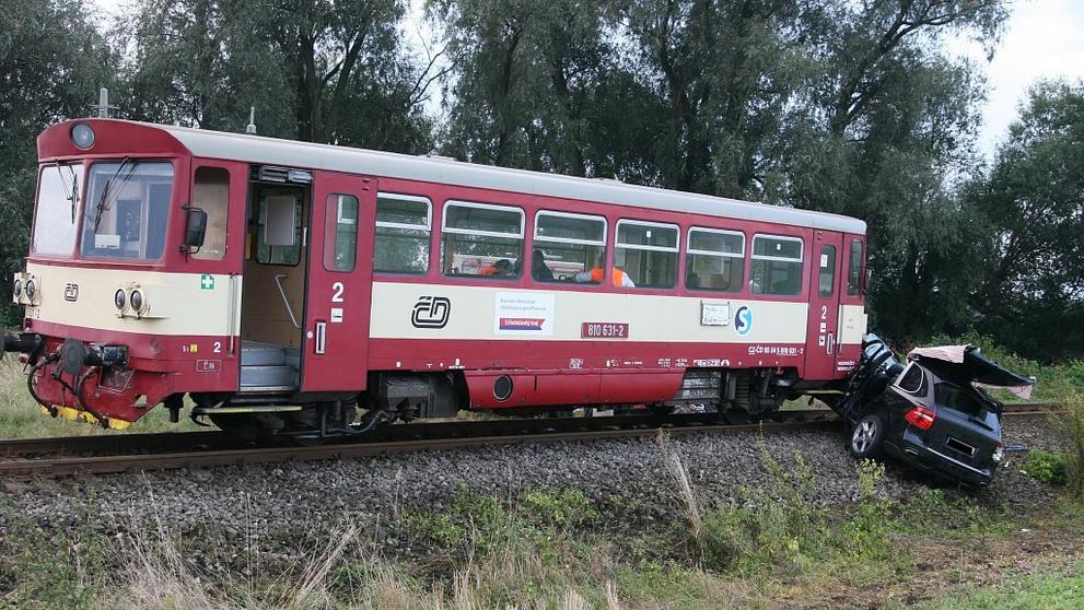 Žena vjela autem u Dobřichova pod vlak - 1