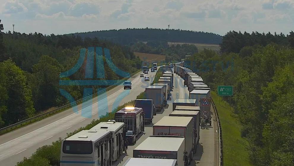 Dopravní nehoda na D5 komplikuje dopravu (3)