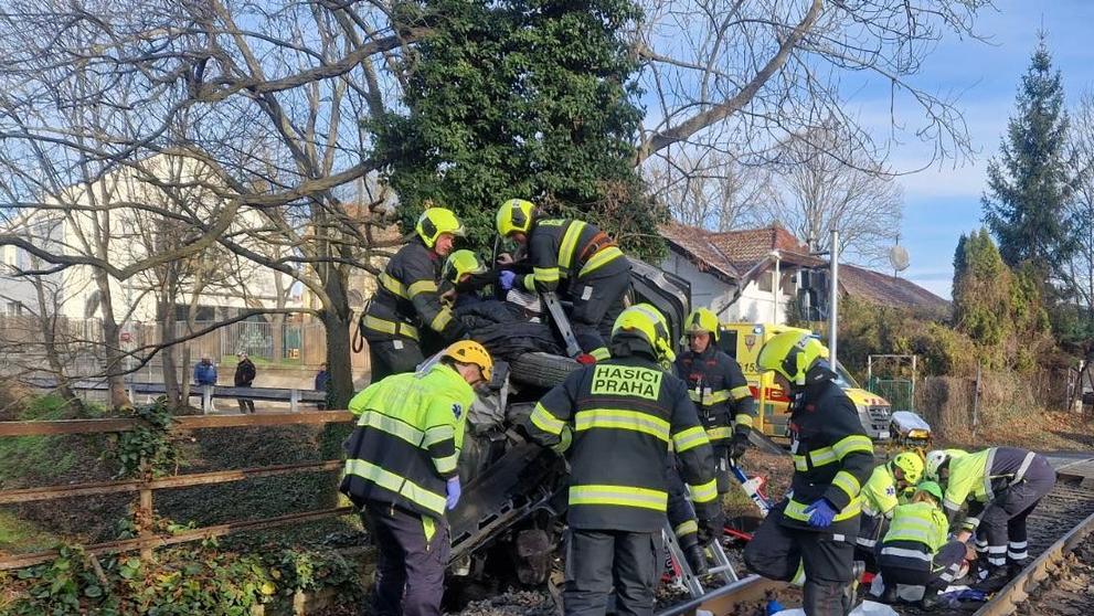 Střet vlaku s osobním autem v pražské Liboci ZZS HMP