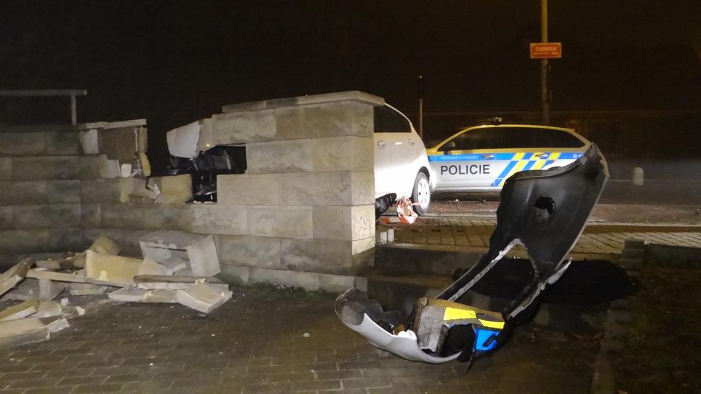 Zatímco policejní vůz zůstal na silnici, forda náraz odhodil do zdi