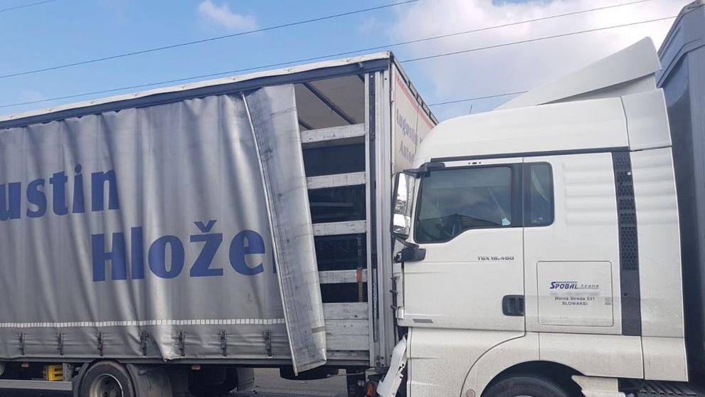 Nehoda nákladních aut na nájezdu na D8 - 1