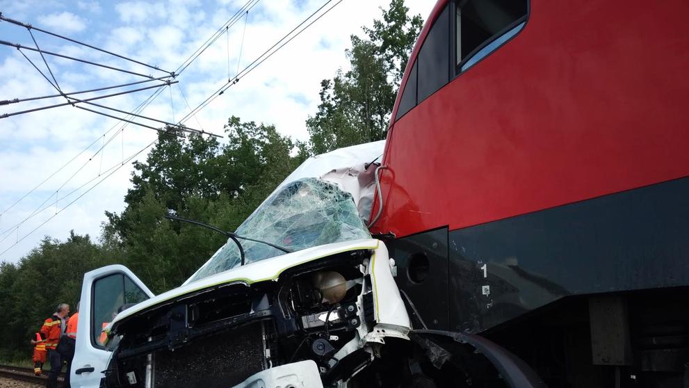 Srážka vlaku a dodávky na železničním přejezdu mezi obcemi Včelná a Kamenný Újezd - 1