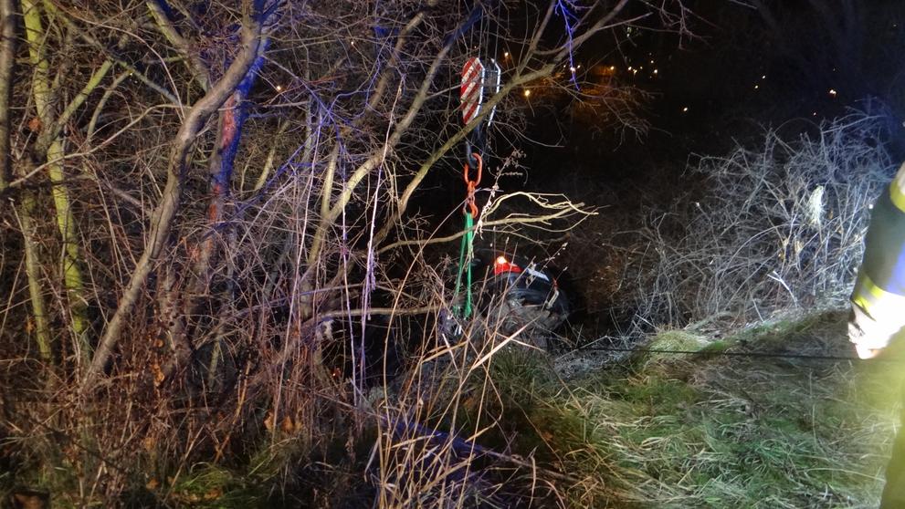 Nabourané auto dostal zpět na silnici až jeřáb