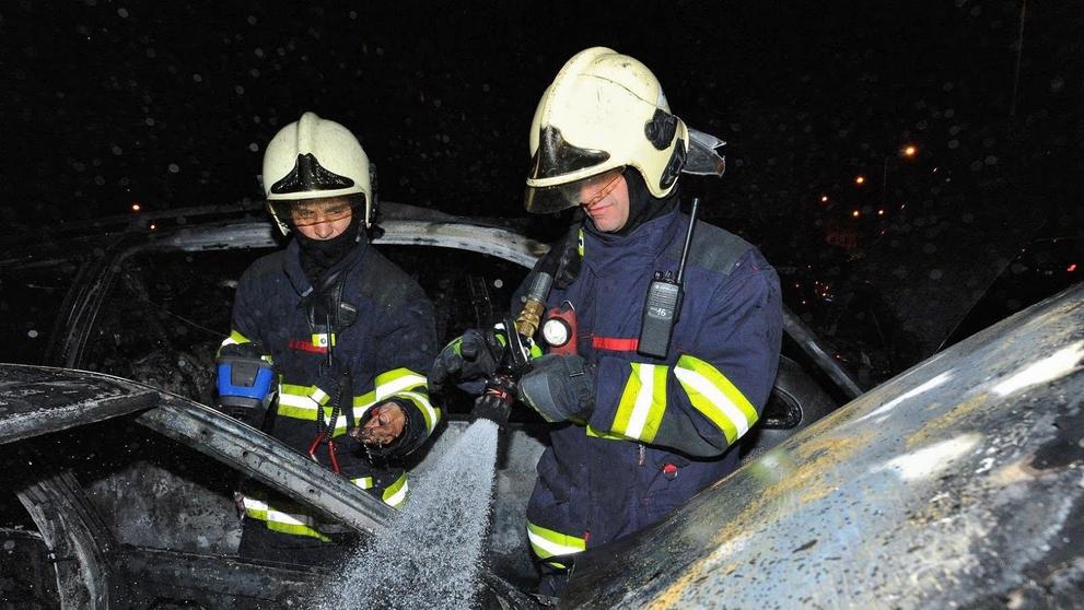 V Praze na parkovišti hořelo, oheň poničil čtyři auta - 5