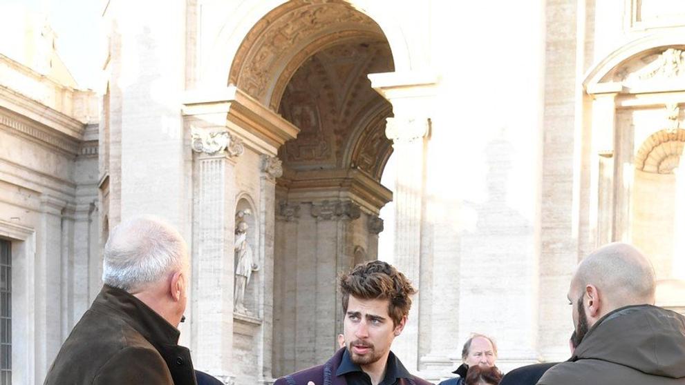Peter Sagan daroval papežovi Františkovi podepsaný dres a závodní kolo