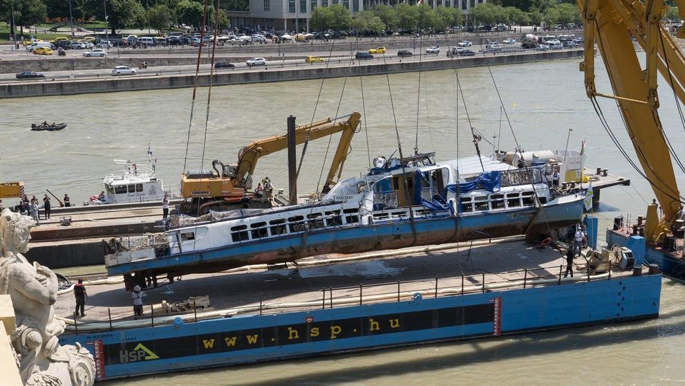 Vyzvednutí vraku potopené lodi v Budapešti - 1