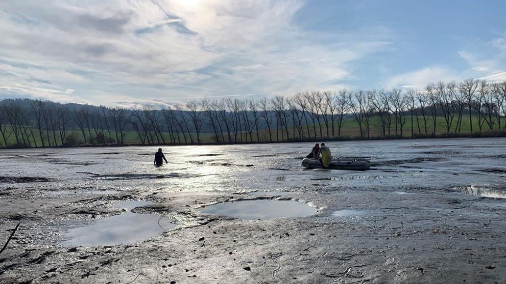záchrana muže uvízlého v bahně vypuštěného Všepadelského rybníka - 1