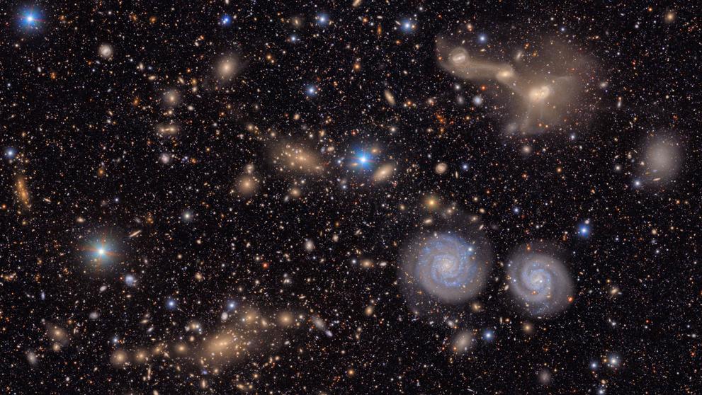 Pohled na kupu galaxií v souhvězdí Panny