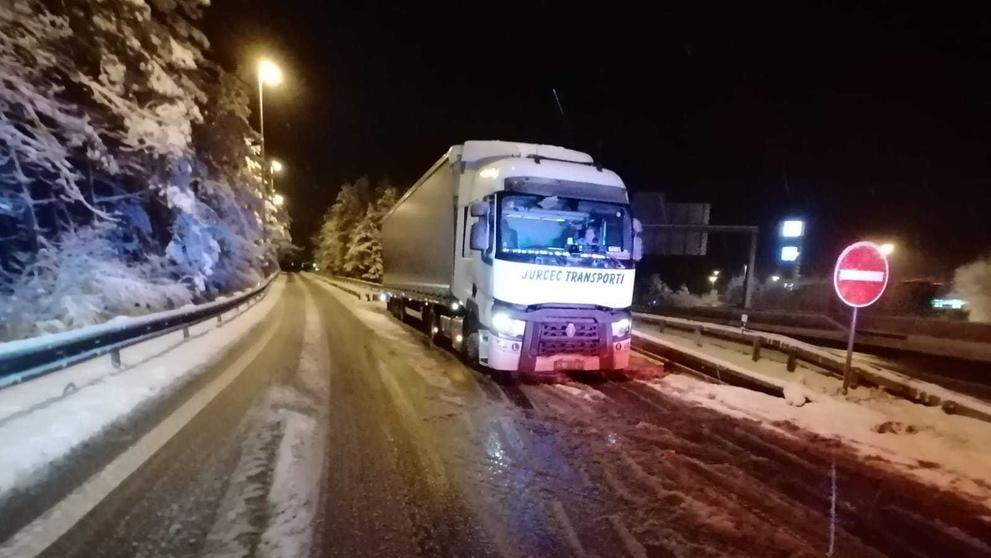 Kamiony odstavené na dálnici - 2