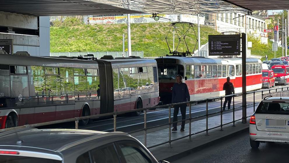Nehoda tramvaje a autobusu v Praze (1)