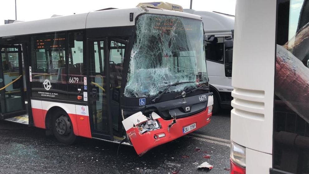 Srážka dvou autobusů na Vysočanské - 1