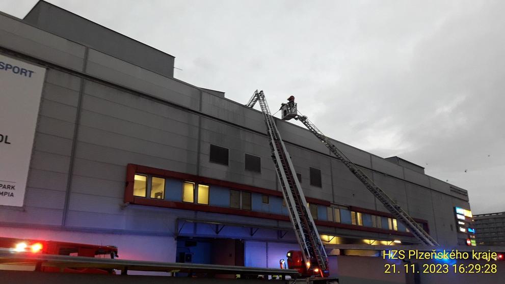 Požár vzduchotechniky v Plzni (2)