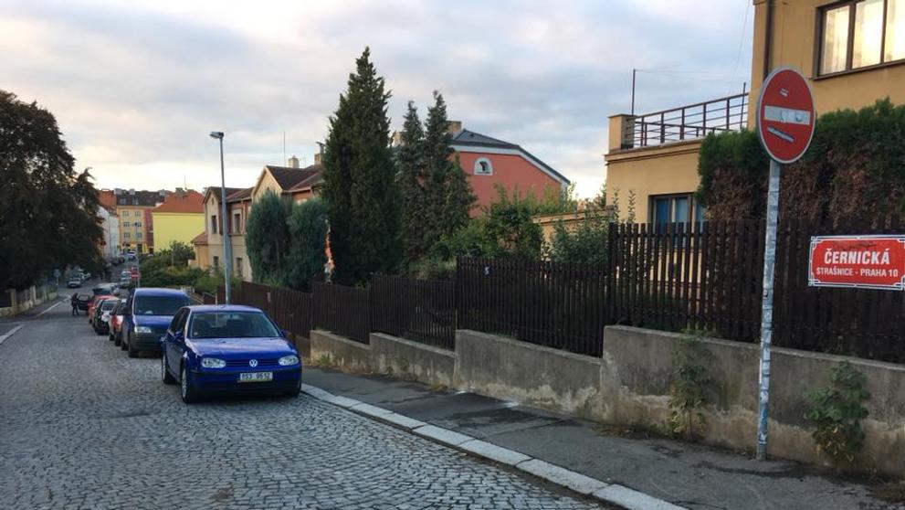 Lidé v pražských Strašnicích se bojí chodit venčit své psy