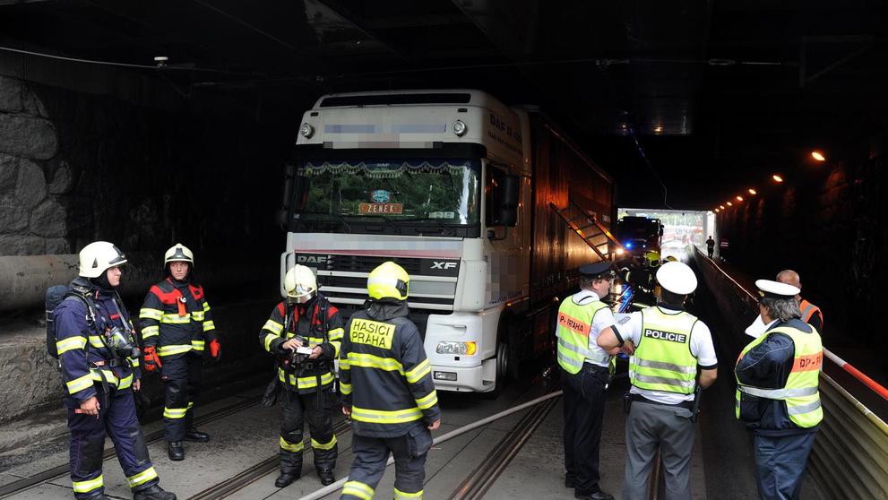 Kamion vjel pod viadukt ve Švehlově ulici - 3