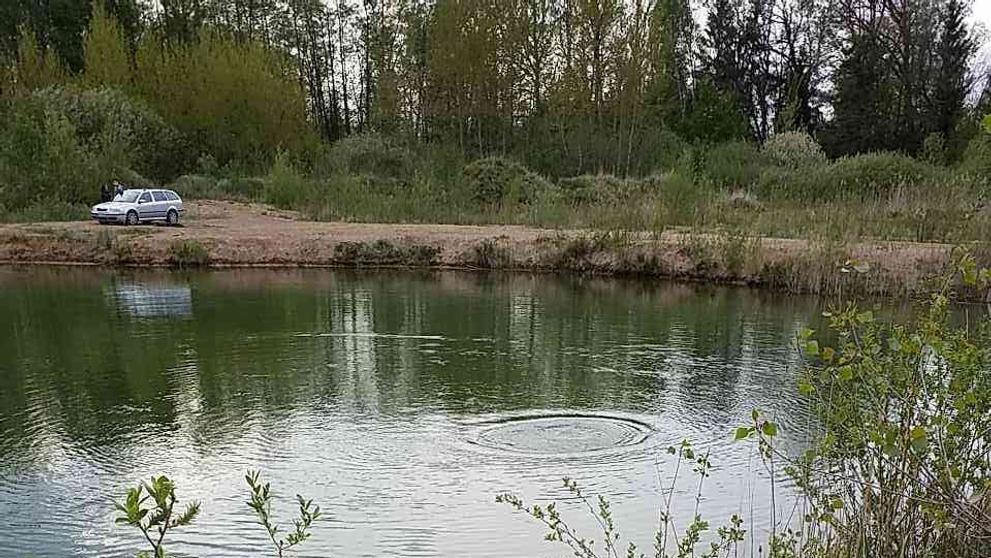 Hasiči vytahovali auto z vody - 6