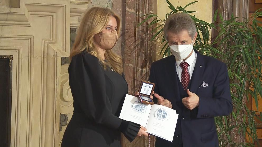 Zuzana Čaputová přebírá medaily (1)