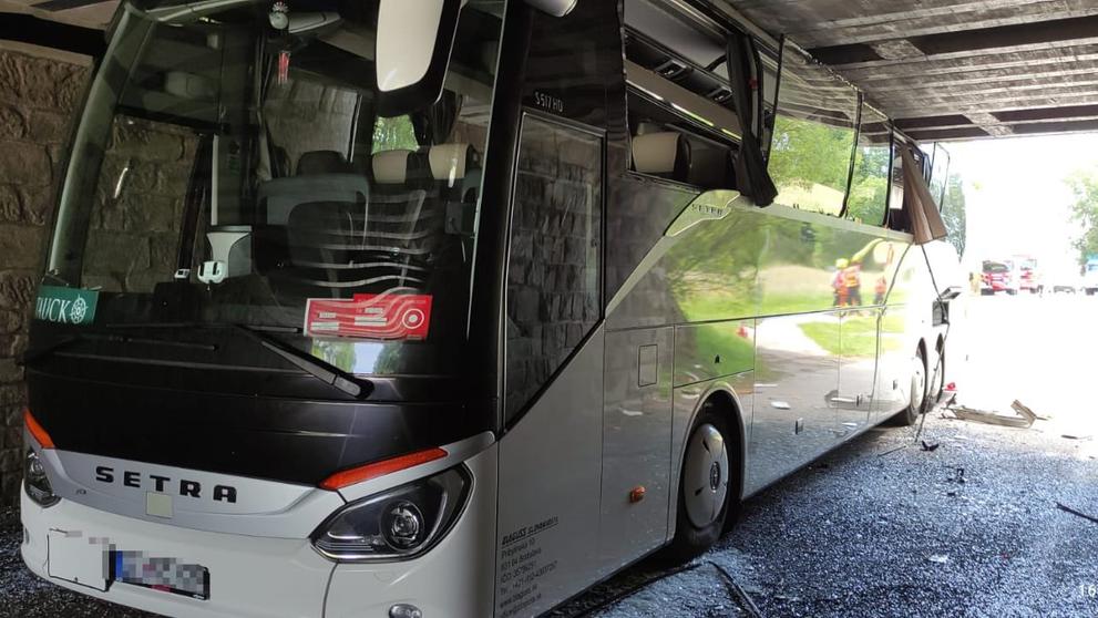 Autobus zůstal zaseknutý pod železničním viaduktem