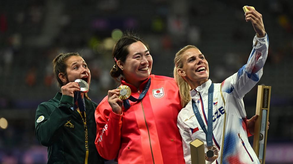 Nikola Ogrodníková, Jo-Ané van Dyková a Haruka Kitagučiová při ceremoniálu