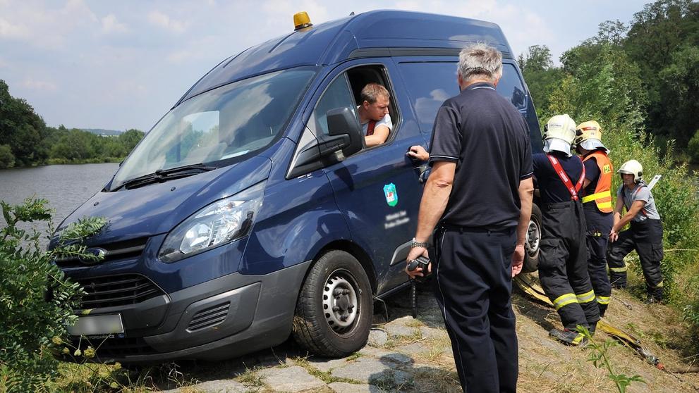 Hasiči v Praze vytahovali dodávku, která sjela do Vltavy - 9