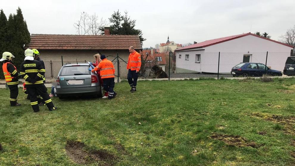 Řidička v Říčanech narazila do okapu - 3