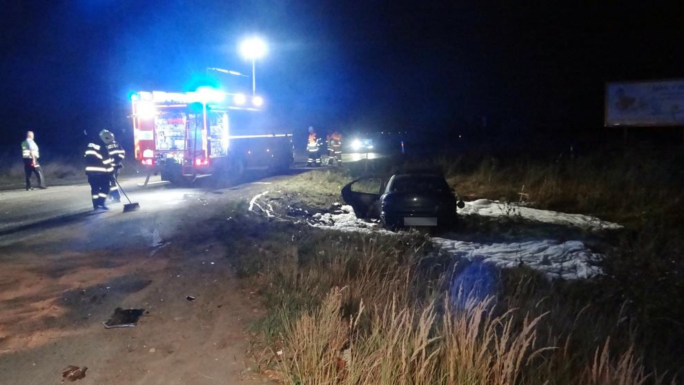 Pirát silnic rozbil auto o kruhový objezd, vzápětí mu shořelo