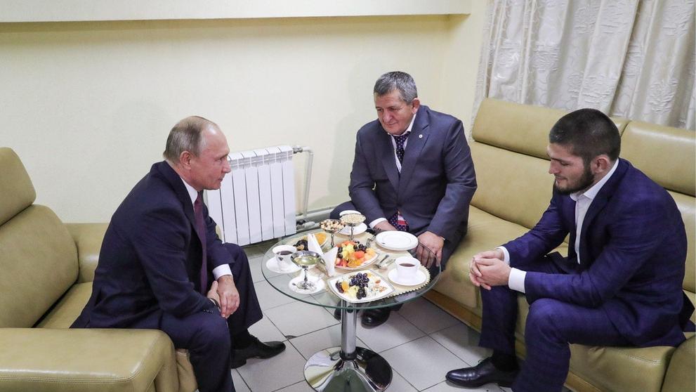 Vladimir Putin s Khabibem Nurmagomedovem a jeho otcem
