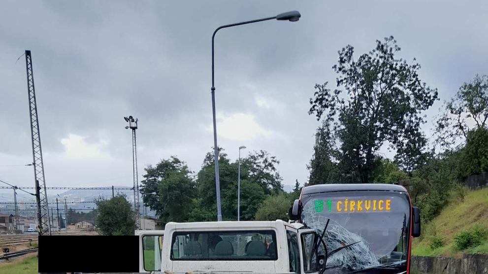 Dopravní nehoda linkového autobusu a dodávky v Ústí nad Labem (2)