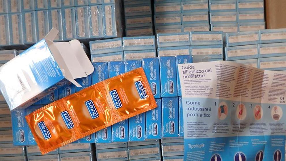 Ruzyňští celníci zajistili 2 tuny padělků kondomů - 3